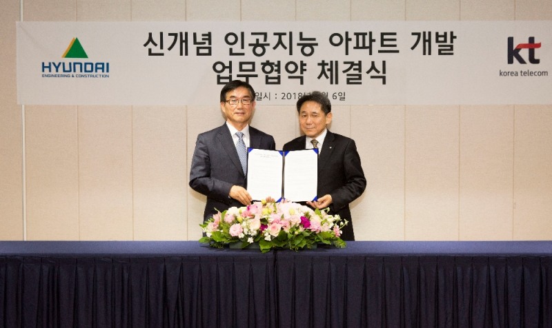 6일 서울 종로구 계동 현대건설 사옥에서 건축사업본부 이영철 전무(왼쪽)와 KT 이필재 부사장이 신개념 인공지능 아파트 개발을 위한 업무협약식을 체결한 뒤 기념촬영을 하고 있다.(사진=현대건설)