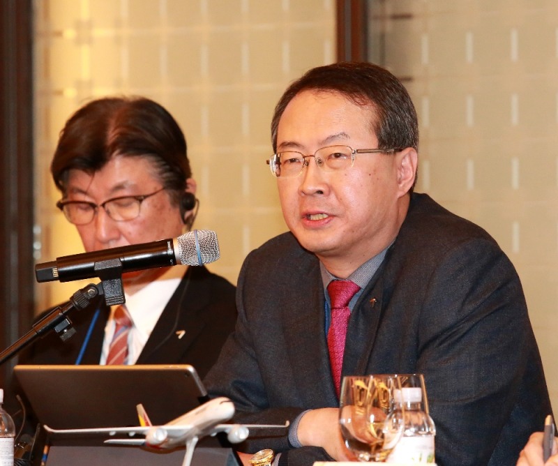 창립 30주년 기념 기자간담회에서 아시아나항공 김수천 사장이 기자들에 질문에 답변하고 하고 있다. (사진=아시아나 항공)