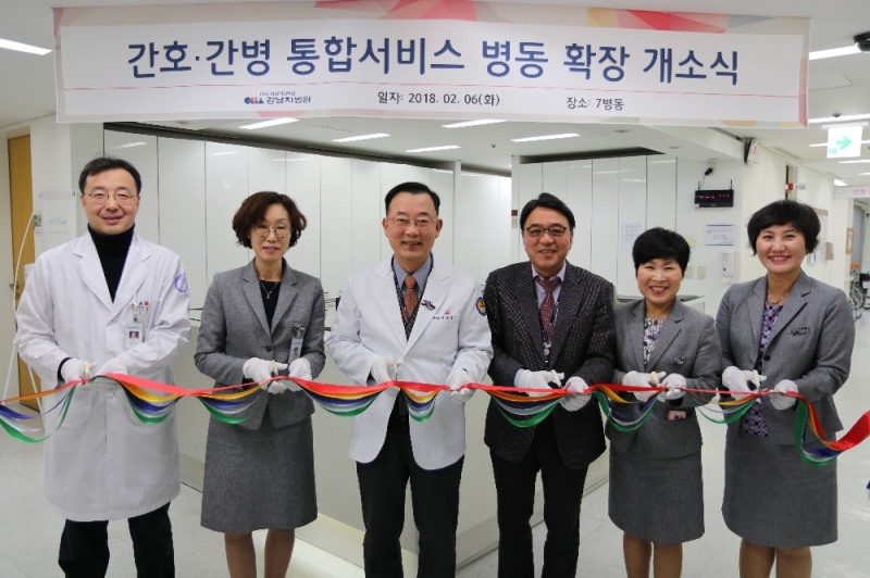 강남차병원 주요보직자들이 간호•간병 통합 서비스 병동 확장 개소식에서 테이프 커팅을 하고있다.(사진=차병원)왼쪽부터 강남차병원 차동현 진료부원장, 이승신 간호부장, 민응기 원장, 김태웅 행정부원장, 전명화 파트장, 김정숙 파트장.