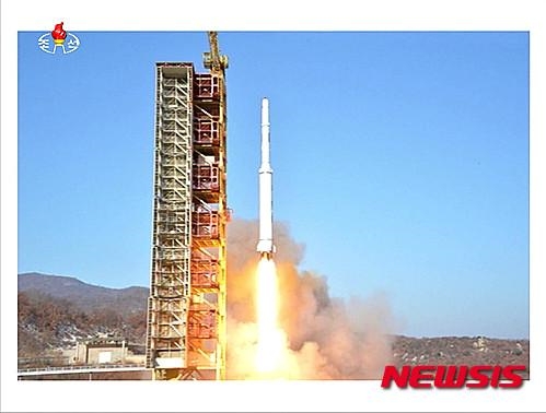 [역사 속 오늘] 北, 로켓 ‘광명성 4호’ 발사