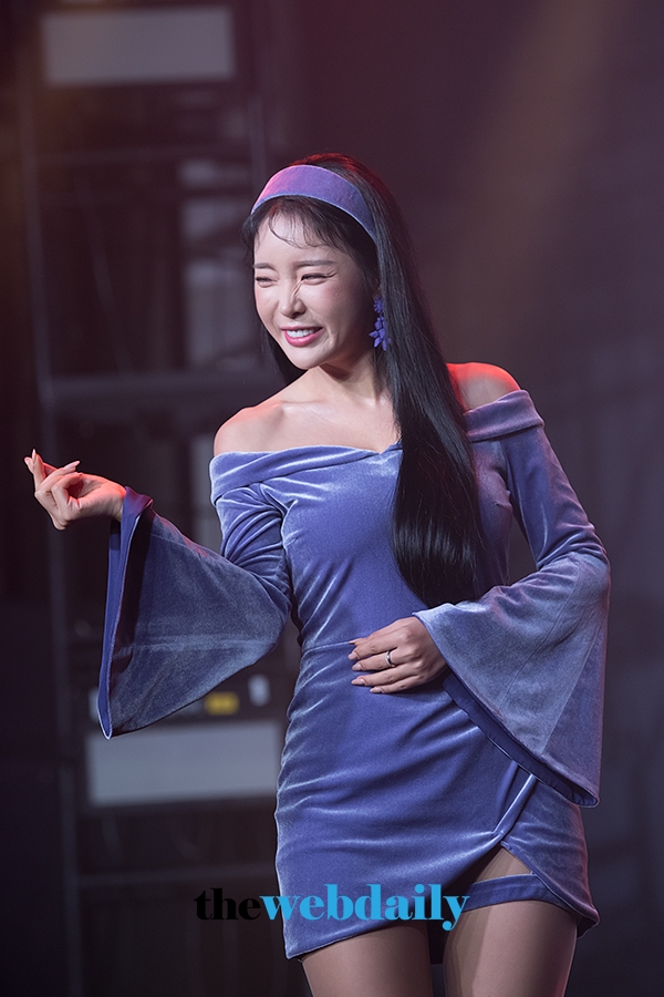 홍진영, 싱글앨범 '잘가라' 쇼케이스 현장