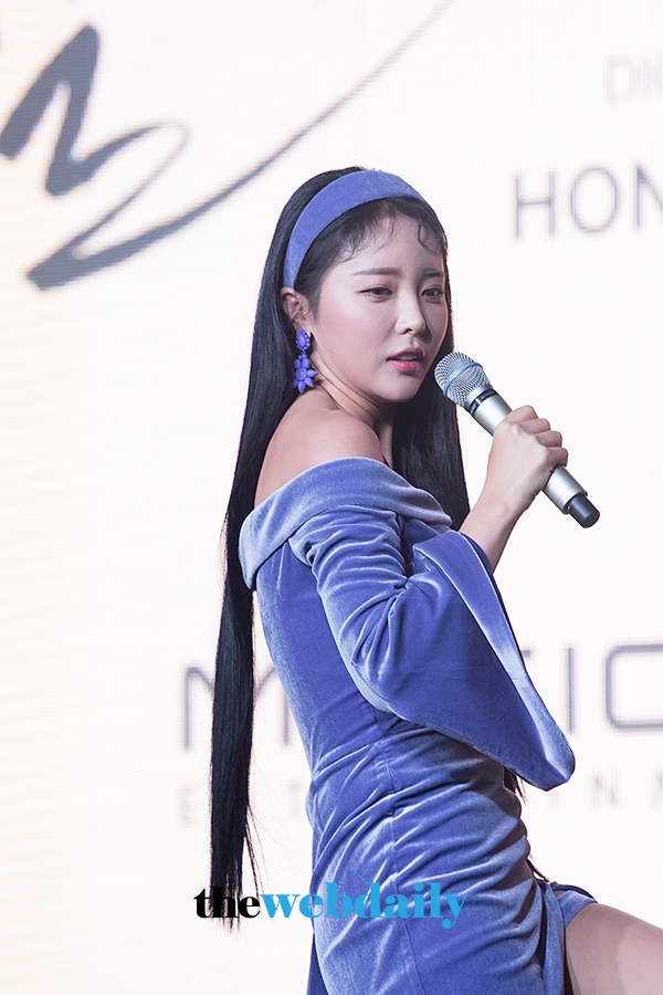 홍진영, 싱글앨범 '잘가라' 쇼케이스 현장