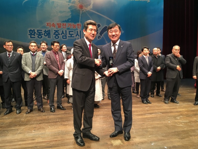 7일 열린 ‘11.15 지진대응 자원봉사 유공자 표창 수여식’에서 이기홍 부영주택 대표이사(우)와 이강덕 포항시장(좌)이 함께 감사패를 들고 있다.(사진=부영그룹)