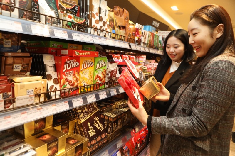 고객들이 롯데백화점 본점에서 초콜릿을 고르는 모습 (사진=롯데쇼핑)