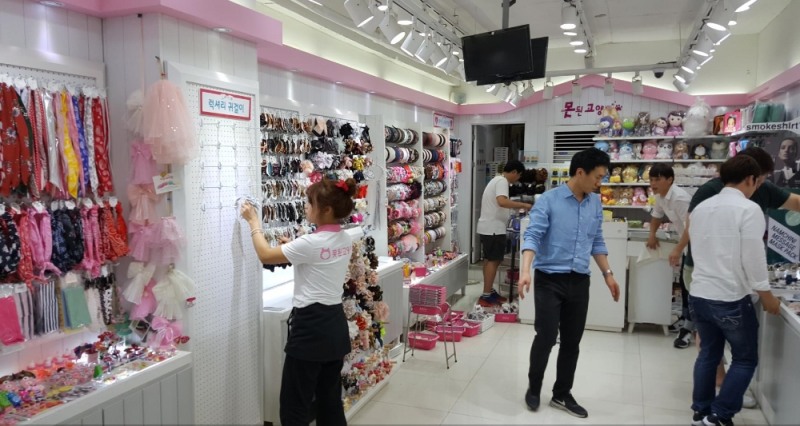 점포 클리닉 진행중인 본사 직원들.(사진=못된고양이)