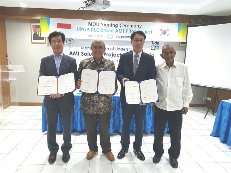 왼쪽부터 조경종 (주)타이드 대표, 수프리아디 레기노 PLN 사장,이광석 한국전력 중소벤처지원처 처장. (사진=한국전력)