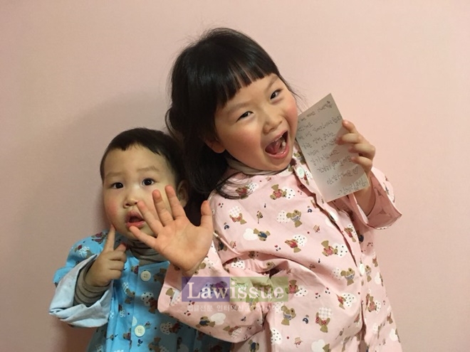 손편지이벤트에 참가한 82병동 소아환우가 포즈를 취하고 있다.(사진=대동병원)