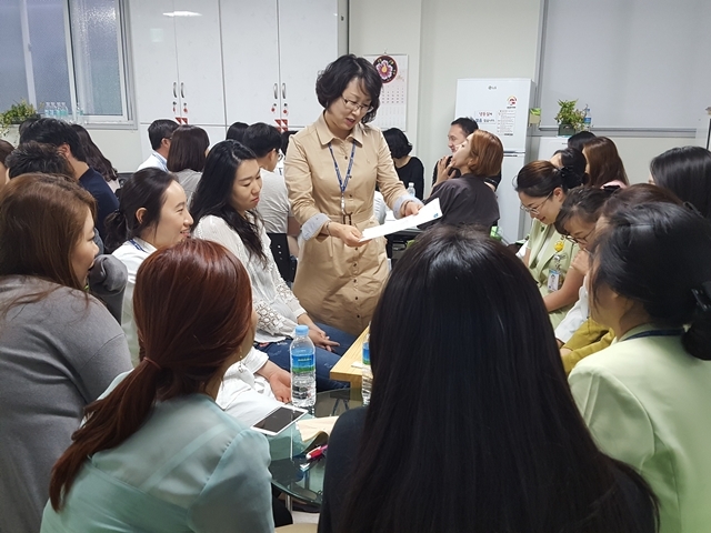 가톨릭대 인천성모병원 PI실 최미선 팀장이 선정된 원내 PI요원들에게 교육을 진행하고 있다. (사진=인천성모병원)