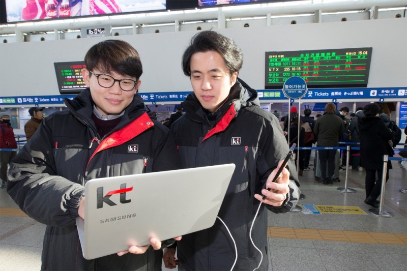 KT 직원들이 평창올림픽과 설 연휴 안정적인 통신 서비스를 제공하기 위해 서울역에서 네트워크 품질을 최종 점검하고 있다. (사진=KT)