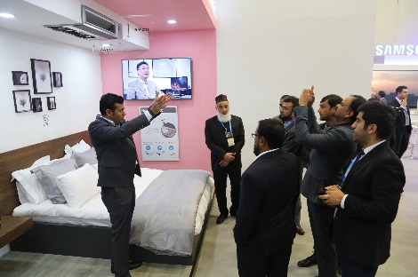 중동 현지 거래선들이 터키 공조 박람회 삼성전자 부스에서 공조 솔루션 제품들을 살펴보고 있다. (사진=삼성전자)