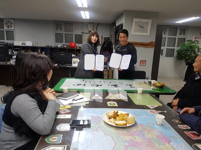 막트흰 베트남교류협회 회장(사진왼쪽)과 손원우 부산FC총괄본부장이 협약서를 내보이며 기념촬영을 하고 있다.