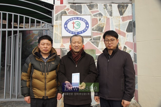 나눔과 행복 복지재단을 방문해 위문금을 전달하고 기념촬영을 하고 있다.(사진=부산교도소)