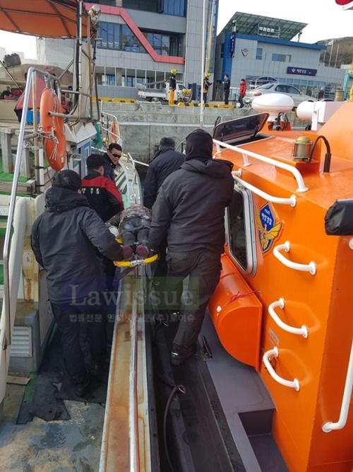 익수자를 구조해 옮기고 있다.(사진=부산해양경찰서)