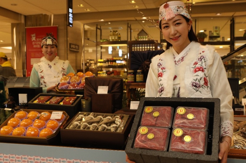 모델들이 소공동 롯데백화점 본점에서 2018년 설 선물세트를 소개하는 모습 (사진=롯데백화점)