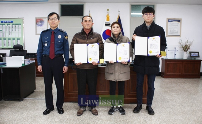 유공시민 3명이 감사장을 받고 기념촬영을 하고 있다.(사진=부산지방경찰청)