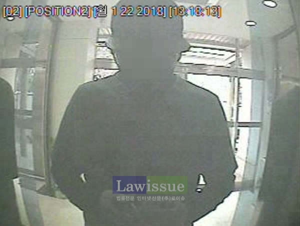 보이스피싱으로 편취한 돈을 인출하는 피의자 모습.(사진=경남지방경찰청)