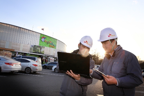 경기도 하남 만남의 광장에서 SK텔레콤 직원들이 기지국 용량 증설 작업을 하고 있는 모습. (사진=SK텔레콤)