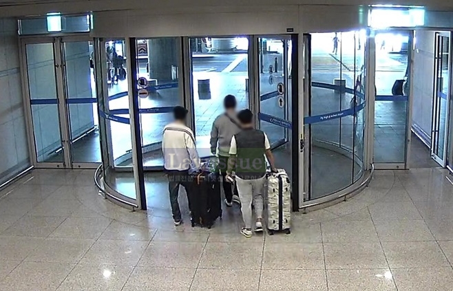 공항을 나가는 피의자들 모습.(사진=부산지방경찰청)