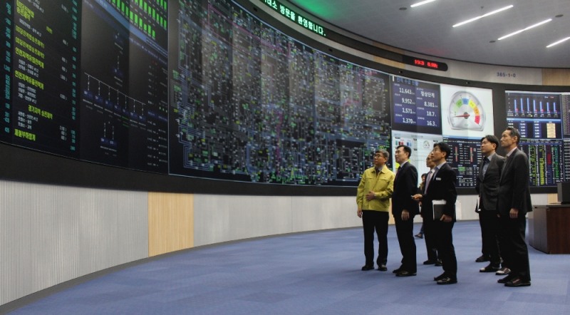 전력거래소 조영탁 이사장(좌측 첫 번째)이 13일 중앙전력관제센터에서 겨울철 전력수급과 평창 올림픽 전력공급 상황을 점검하고 있다.(사진=전력거래소)