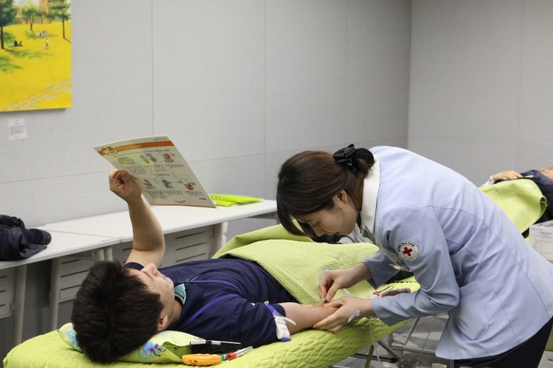 GC녹십자 임직원이 경기도 용인의 GC녹십자 본사에서 열린 ‘사랑의 헌혈’ 행사에 참여하고 있다.(사진= GC녹십자)