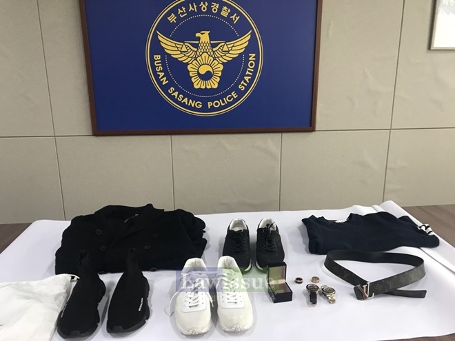 압수한 명품시계등 물품.(사진=부산지방경찰청)