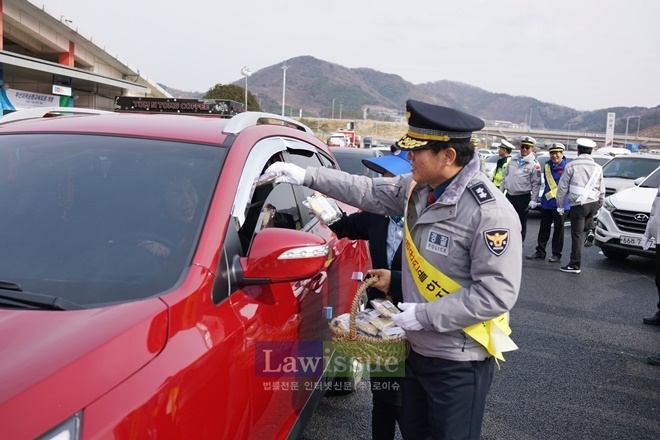 이용표 경남경찰청장이 안전운전을 당부하며 물티슈 등을 배부하고 있다. (사진=경남지방경찰청)