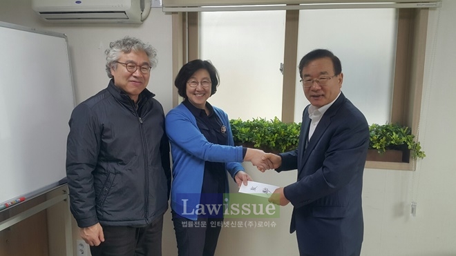 경기여자청소녀자립생활관을 방문해 후원금을 전달하고 기념촬영을 하고 있다.(사진=서울소년분류심사원)