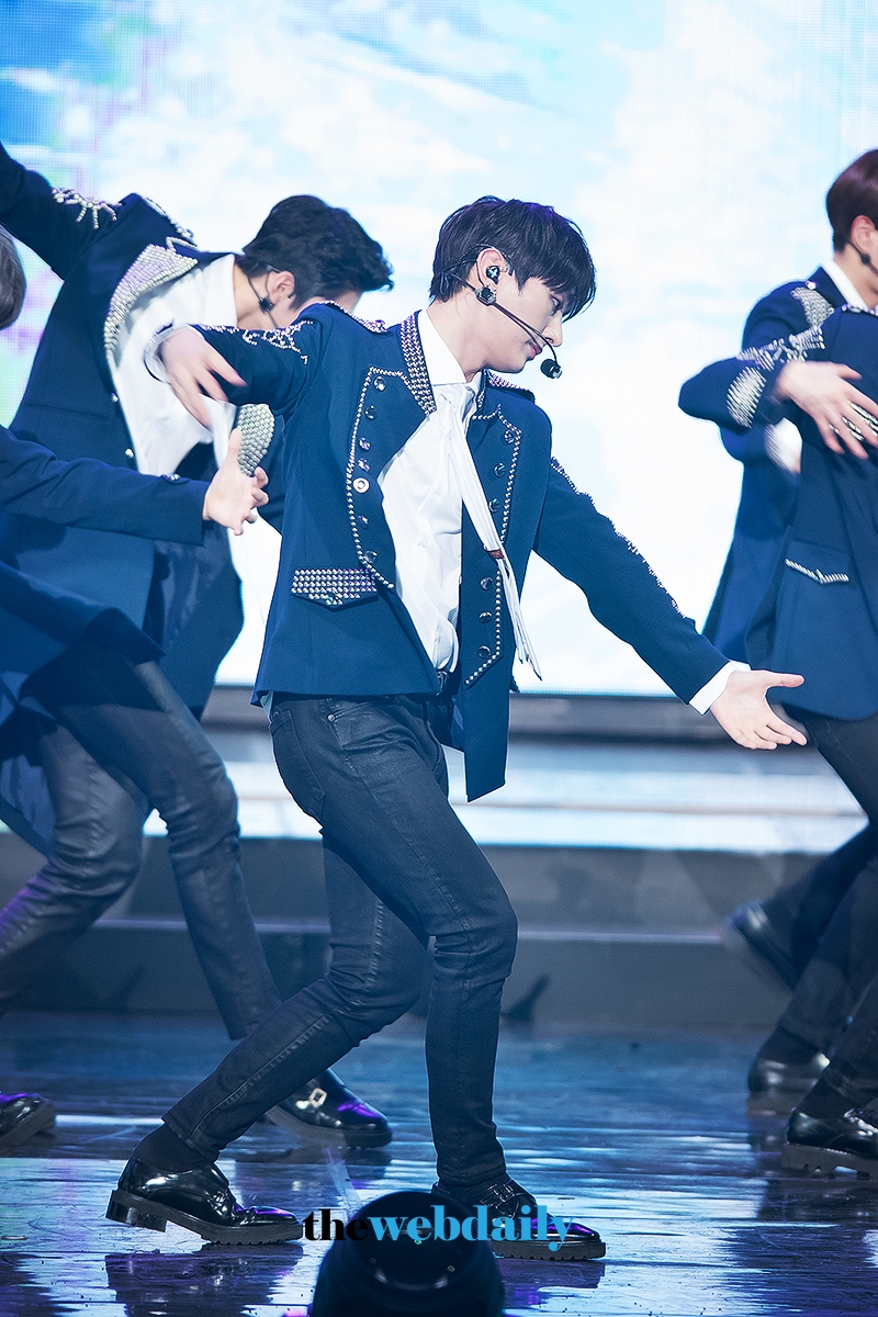 워너원(WannaOne) 윤지성, 2018 가온차트 K-POP 어워드 레드카펫 행사