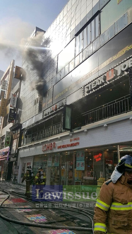 2층 건물에서 연기가 피어오르고 있다.(사진=부산지방경찰청)