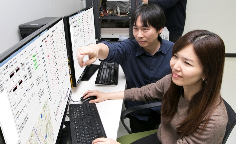 KT 직원들이 서울 서초구 우면동 연구소에서 일대다 양자암호통신 시범망을 활용한 기술 테스트를 하고 있다. (사진=KT)
