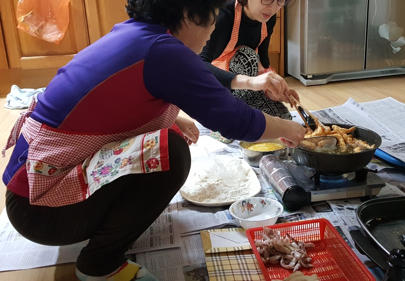 자식들이 오기 전에 미리 음식 준비에 나선 부모들의 쪼그려 앉은 자세는 허리와 무릎에 부담으로 작용할 수 있다. (사진=자생한방병원)