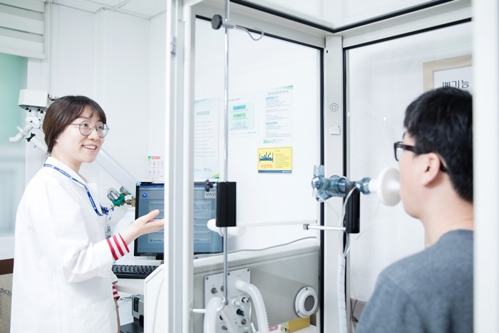 인천성모병원 호흡기내과에서 COPD를 진단하기 위해 폐기능검사를 진행하고 있다. (사진=인천성모병원)