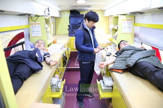 교도소 직원들이 헌혈에 동참하고 있다.(사진=대구교도소)