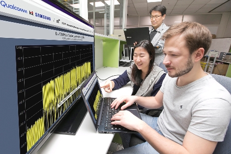 KT와 삼성전자, 퀄컴 직원들이 수원 삼성전자 연구소에서 5G 표준규격 기반으로 데이터 통신을 시연하고 있다. (사진=KT)