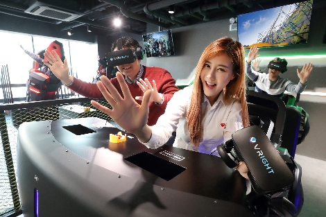 KT와 GS리테일이 3월 초 서울 신촌에 공동 오픈 예정인 도심형 테마파크 ‘VRIGHT’에서 모델들이 VR게임 기기들을 시연하고 있다. (사진=KT)