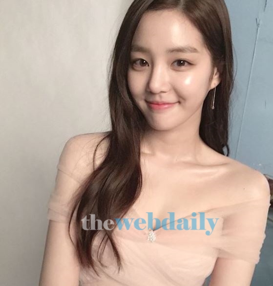 이유비, 착시 드레스 속 청초美...가녀린 어깨까지