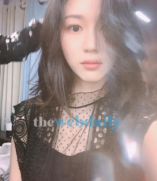 이다인, 긴 웨이브 머리 속 성숙美 뽐내...시크한 표정은 덤