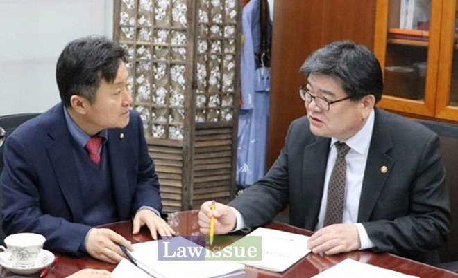 최인호 부산시당위원장(왼쪽)이 김용진 차관과 2030부산세계박람회(부산등록엑스포) 추진을 협의하고 있다.(사진=더불어민주당 부산시당)