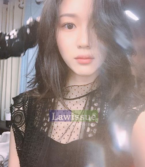 이다인, 긴 웨이브 머리 속 성숙美 뽐내...시크한 표정까지 돋보여