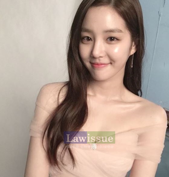 '가녀린 어깨 뽐낸' 이유비, 착시 드레스 속 청초美 자랑