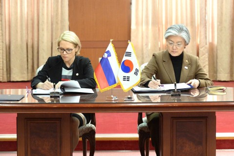 강경화 외교부장관과 아냐 코파치 므라크 슬로베니아 노동가족사회기회균등부장관이 대한민국과 슬로베니아공화국 간의 사회보장에 관한 협정에 정식 서명하였다