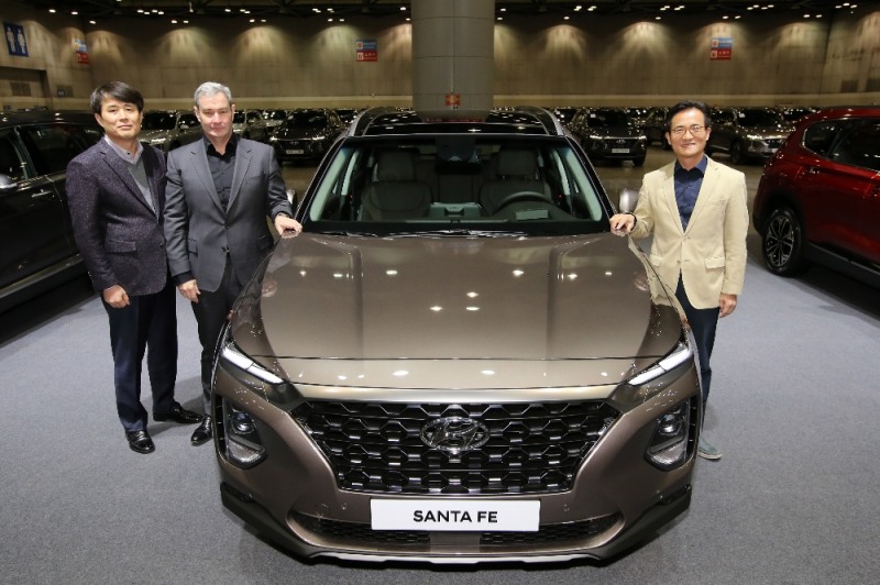 (왼쪽부터) 허재호 현대차 이사대우, 루크 동커볼케 현대차 부사장, 이광국 현대차 부사장이 기념촬영을 하는 모습.(사진=현대자동차)