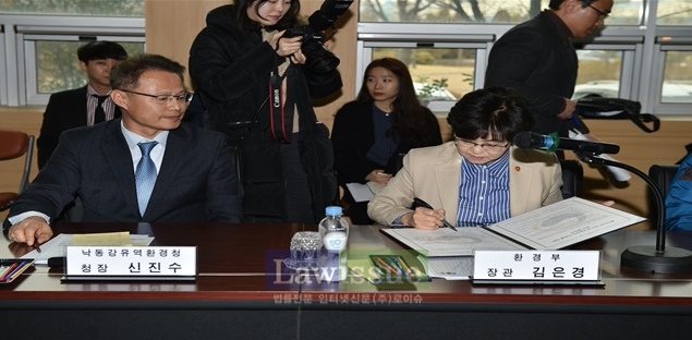김은경 환경부 장관과 울산지역 청년일자리 지원 관계기관이 협약서에 서명을 하고 있다. (사진=낙동강유역환경청)