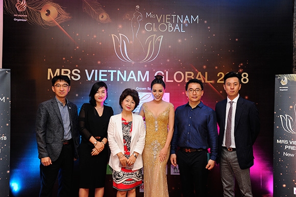 Mrs Vietnam global 2018 개최발표회 현장 왼쪽에서 세번째 뉴랜드올네이처 윤영순이사 (사진=뉴랜드올네이처)