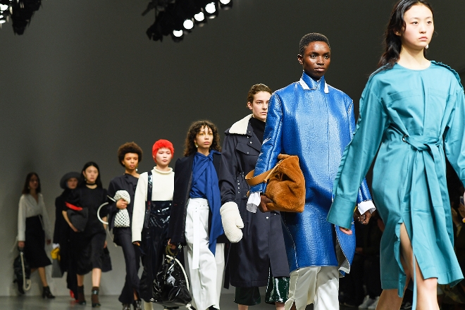 지난 20일(현지시간) 열린 ‘2018 F/W(가을·겨울) 런던패션위크’ 런웨이에서 모델들이 토종 잡화 ‘덱케’의 가방과 슈즈를 소개하고 있는 모습 (사진=덱케)