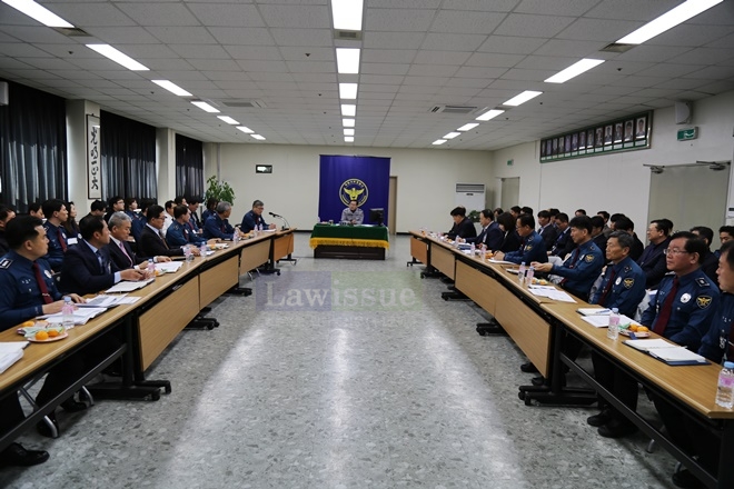 이용표 청장이 창원서부서 직원들과 소통간담회를 갖고 있다.(사진=창원서부경찰서)