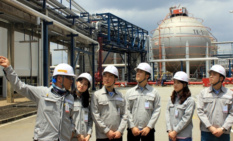 (사진=롯데케미칼 신입사원들이 타이탄 공장 설비에 대해 설명을 듣고있다.)