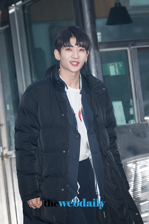 레인즈 홍은기, 뮤직뱅크 출근길 현장