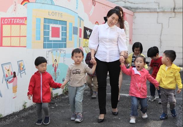 롯데백화점 직장어린이 집에서 보육 교사와 아이들이 즐거운 시간 보내는 모습 (사진=롯데백화점)