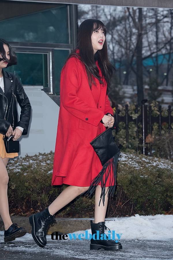 위키미키 지수연, 뮤직뱅크 출근길 현장